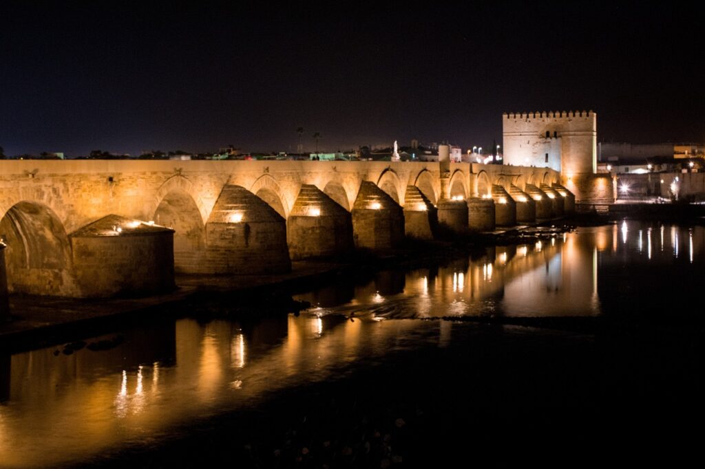 Vista nocturna del Puente Romano, Córdoba. Viajes Gangas