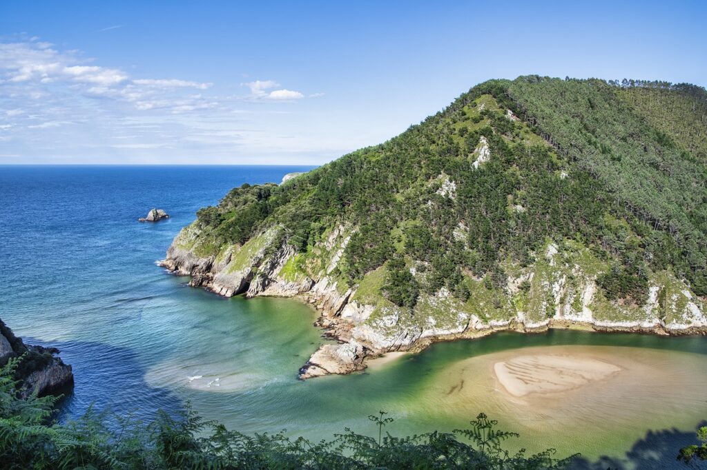 Vista costera de Cantabria, con Viajes Gangas