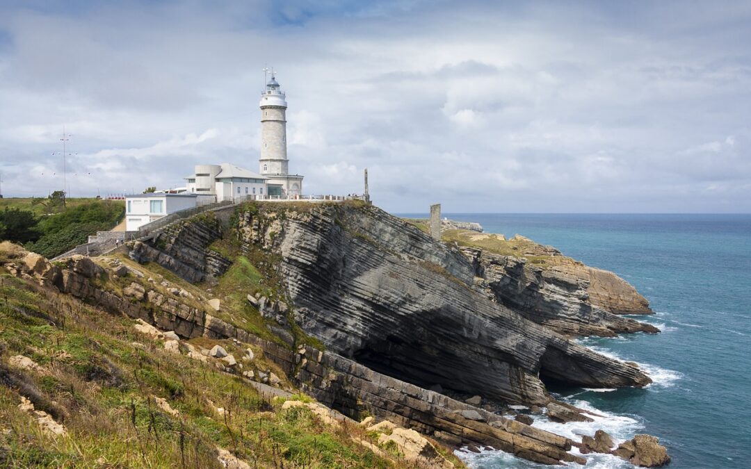 Vista de Un Faro de la costa de Cantabria con Viajes Gangas