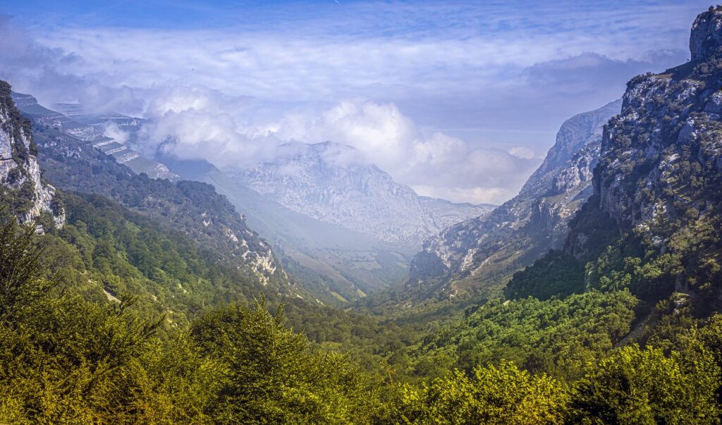 Vista panorámica del valle cántabro, con Viajes Gangas