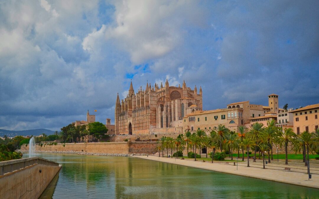 Vista de la Catedral de Palma en un crucero con Viajes Gangas