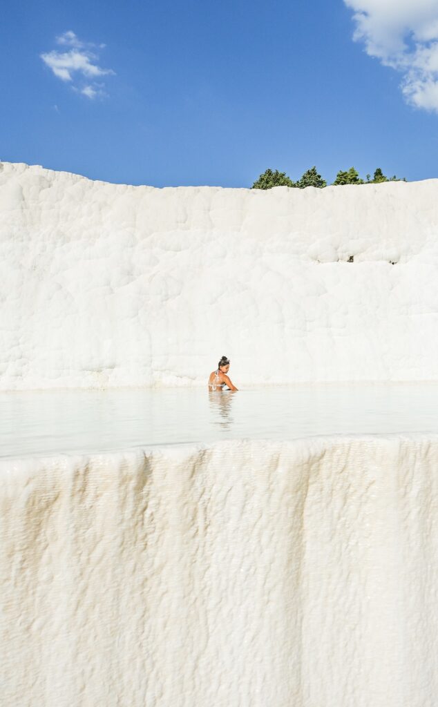 Vista del paisaje montañoso de aguas termales en Pamukkale, con Viajes Gangas