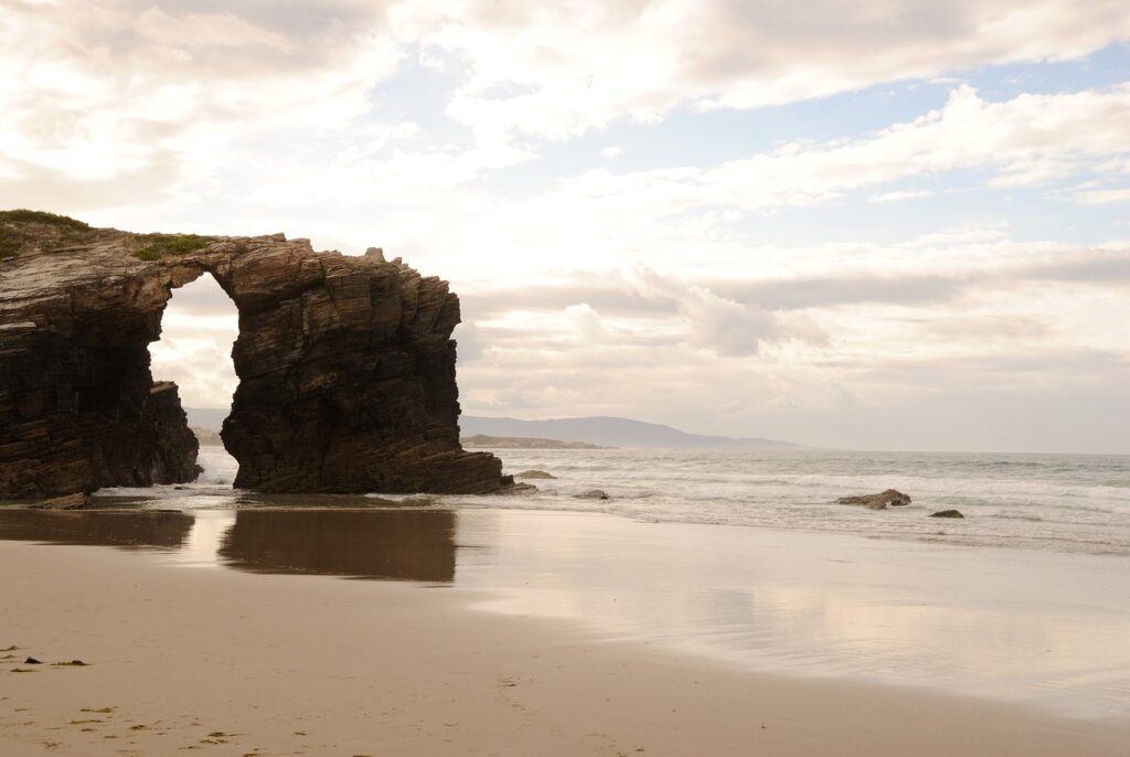 Panorámica de la Playa de Las Catedrales, en Galicia, con Viajes Gangas