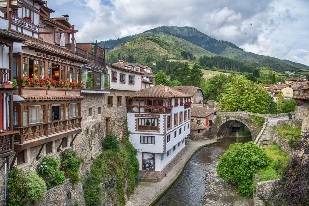 Vista de un pueblo asturiano con Viajes Gangas